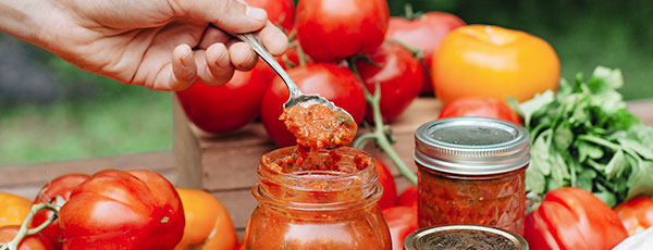 Rețete de sezon - Roșii la borcan cu usturoi și busuioc