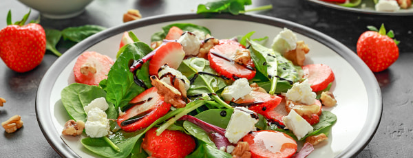 Salată de vară cu spanac și căpșuni